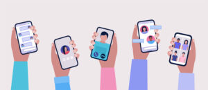 Illustration von mehreren Händen, die Smartphones in die Höhe heben, auf denen Social-Media-Apps geöffnet sind.